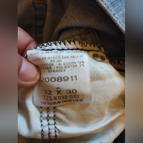 Lee Jeans Men's Size 32x30. Light Wash, 5 Pockets and Button/Zip Closure. - Picture 2 of 5